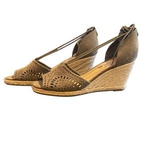 Unisa Espadrille Wedge Sandals Size 8.5 olive green Laser Cut Suede Ankle Ties